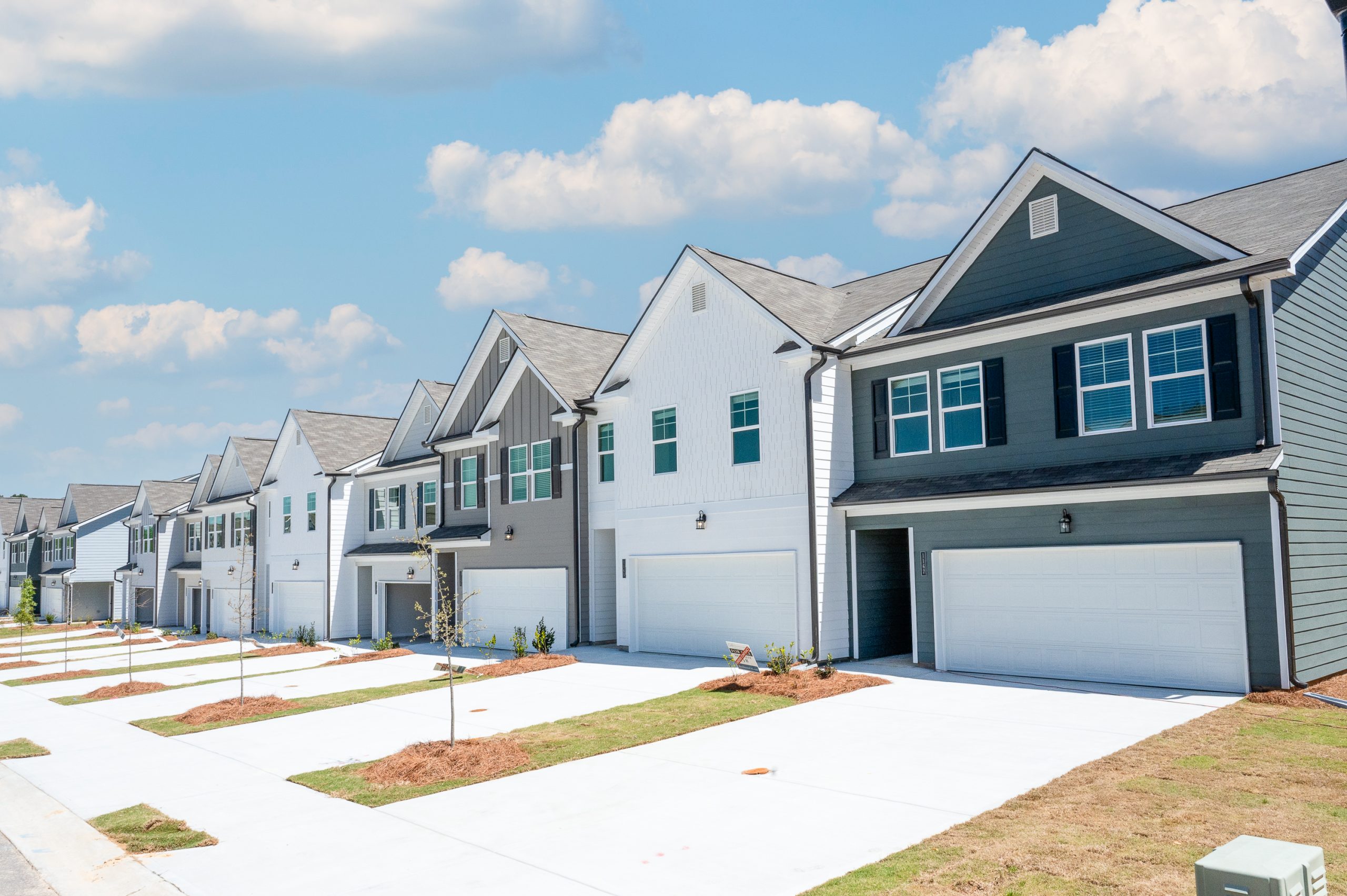 Row of modern Rivershire Place townhomes in Villa Rica, GA